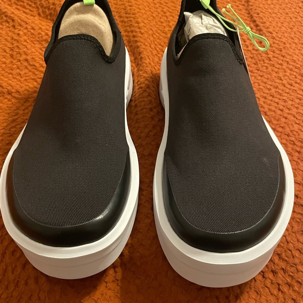 NWT Women's OOmega eeZee Low Shoe Size 9.5